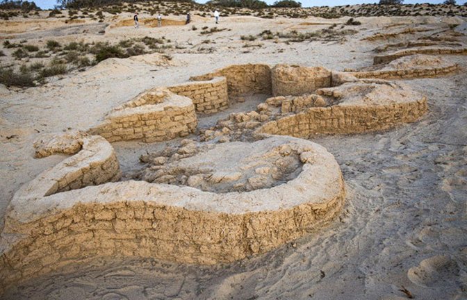 Freigelegte Mauerteile der altägyptischen Festung Tell el-Kharouba. Vor rund 35000 Jahren sollte sie die wichtige Handels- und Militärroute „Weg des Horus“ schützen.<span class='image-autor'>Foto: © Ministry of Tourism and Antiquities</span>