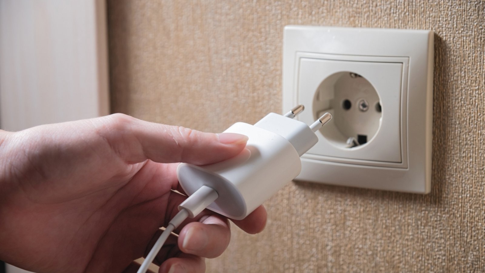 Am besten steckt man das Ladekabel nach dem Ladevorgang immer aus.Foto: yanik88 / shutterstock.com Am besten steckt man das Ladekabel nach dem Ladevorgang immer aus.Foto: yanik88 / shutterstock.com