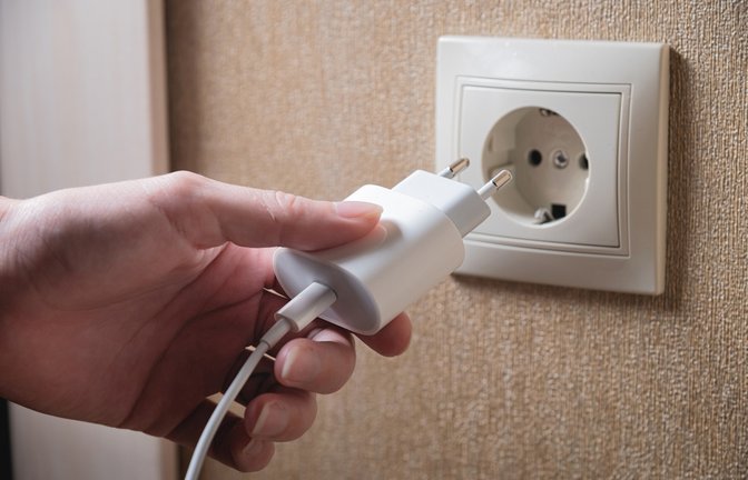 Am besten steckt man das Ladekabel nach dem Ladevorgang immer aus.<span class='image-autor'>Foto: yanik88 / shutterstock.com</span>