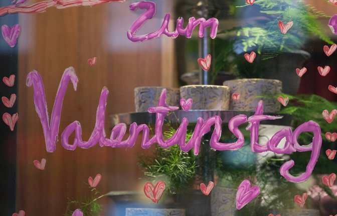 Über Blumen und selbst gemalte Herzchen freut  sich jeder und jede.<span class='image-autor'>Foto: dpa/Sebastian Willnow</span>
