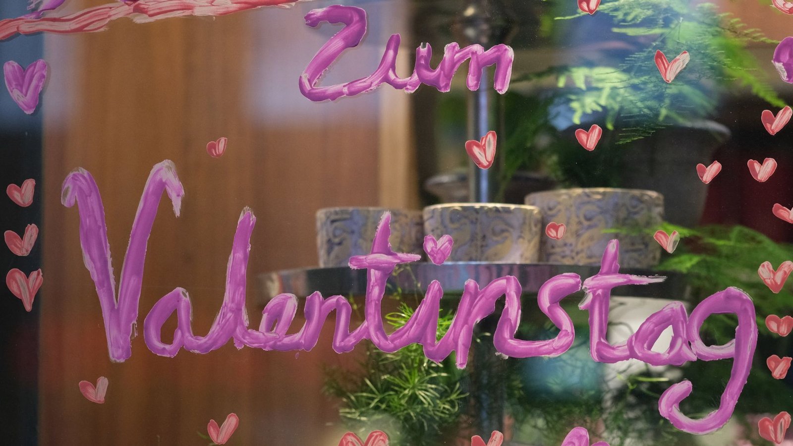 Über Blumen und selbst gemalte Herzchen freut sich jeder und jede.Foto: dpa/Sebastian Willnow Über Blumen und selbst gemalte Herzchen freut sich jeder und jede.Foto: dpa/Sebastian Willnow