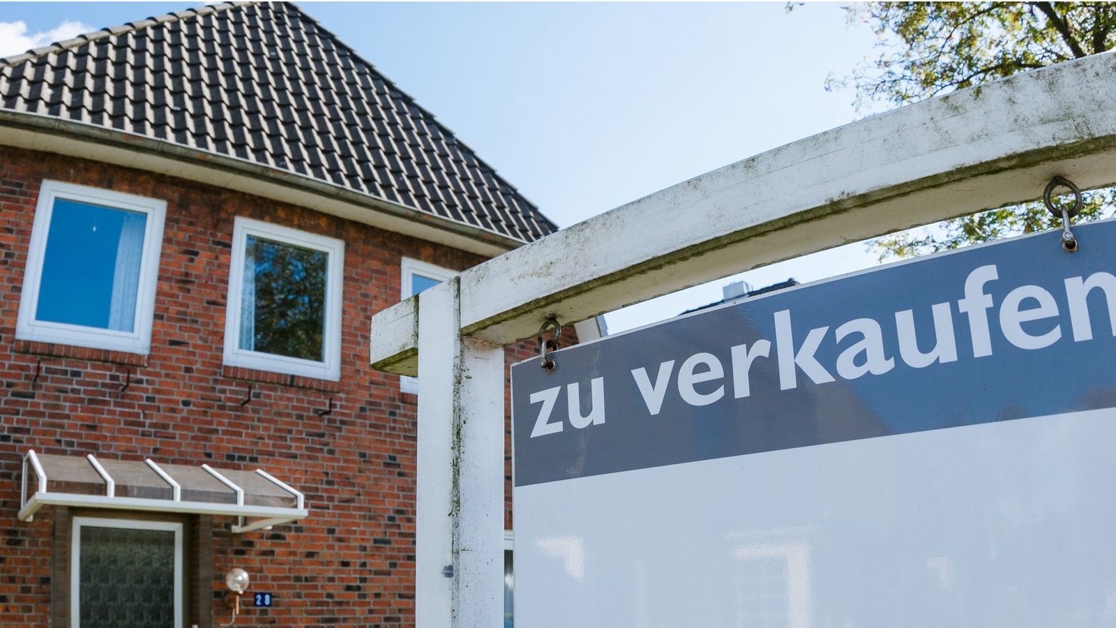 Viele Menschen haben in den vergangenen Jahren sehr schnell und sehr teuer Haus oder Wohnung gekauft – manche bereuen das längst.Foto: dpa-tmn/Markus Scholz