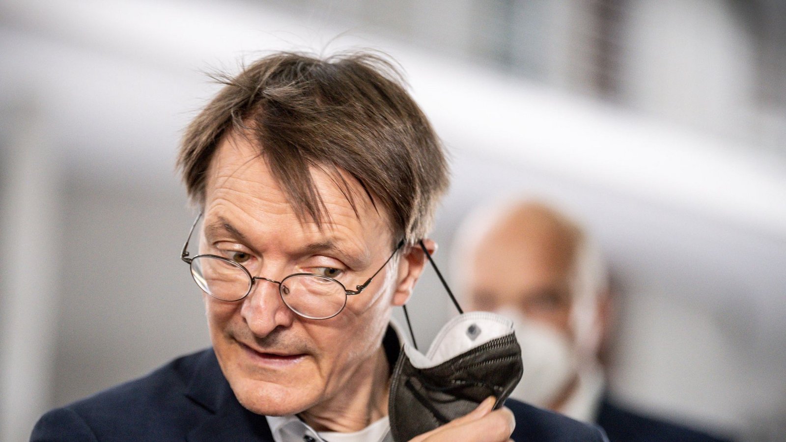 Auch Bundesgesundheitsminister Karl Lauterbach lockert die Maskenpflicht.Foto: dpa/Michael Kappeler