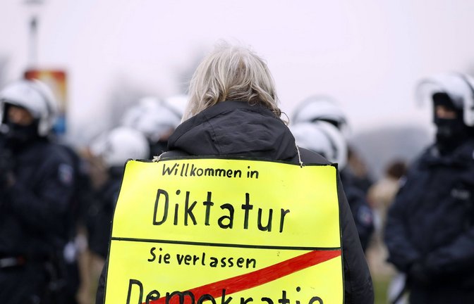 Während der Coronakrise zeigten sich populistische Tendenzen vor allem bei den Querdenkerdemos.<span class='image-autor'>Foto: IMAGO/Panama Pictures/IMAGO/Christoph Hardt</span>