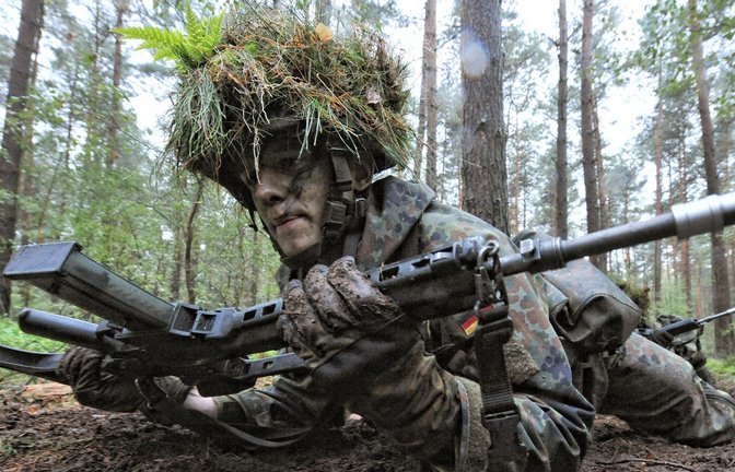 Die Grundausbildung bei der Bundeswehr ist kein Zuckerschlecken. Doch will Europa wirklich wehrhaft werden, gehört auch das Trainieren mit Waffen dazu.<span class='image-autor'>Foto: Peter Steffen/dpa</span>