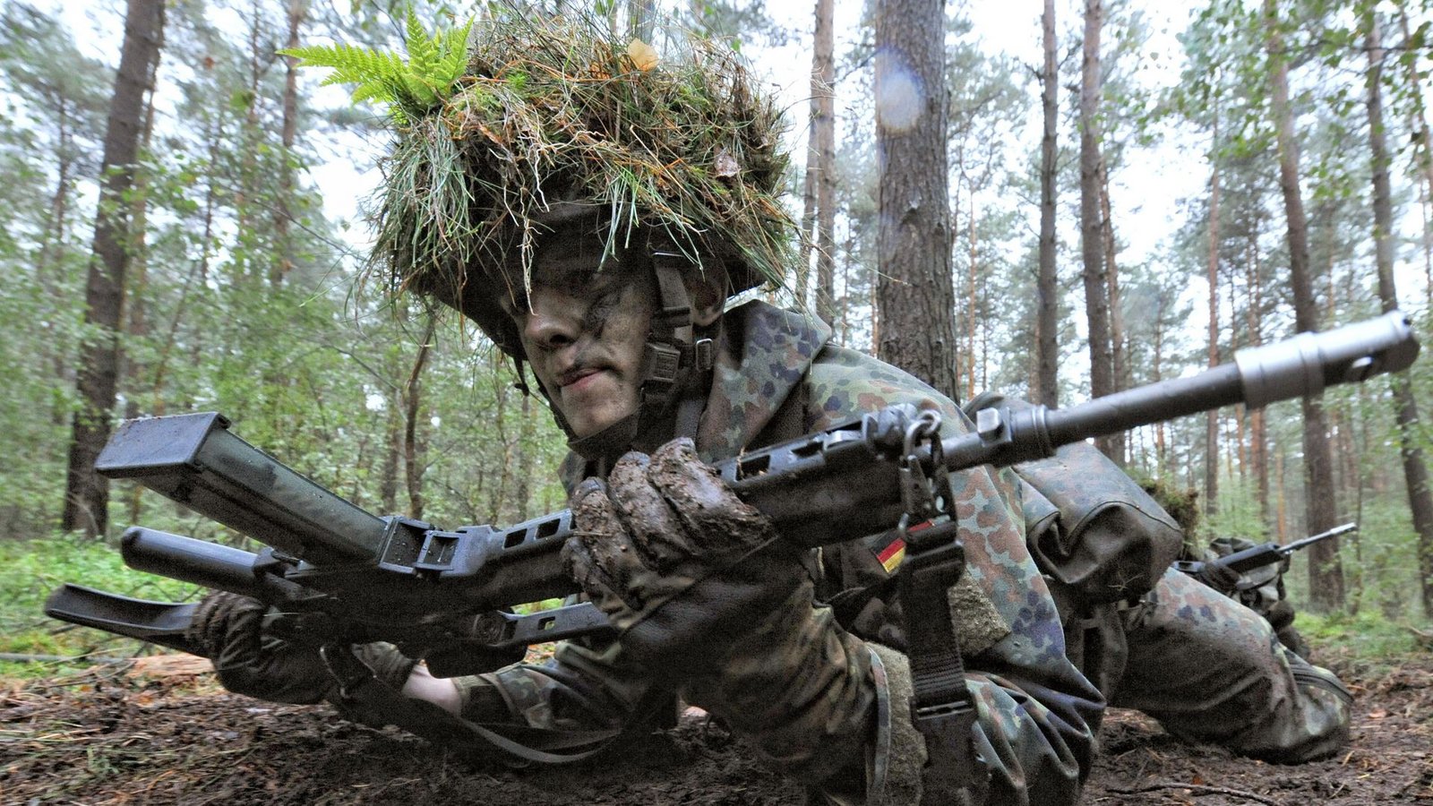 Die Grundausbildung bei der Bundeswehr ist kein Zuckerschlecken. Doch will Europa wirklich wehrhaft werden, gehört auch das Trainieren mit Waffen dazu.Foto: Peter Steffen/dpa Die Grundausbildung bei der Bundeswehr ist kein Zuckerschlecken. Doch will Europa wirklich wehrhaft werden, gehört auch das Trainieren mit Waffen dazu.Foto: Peter Steffen/dpa