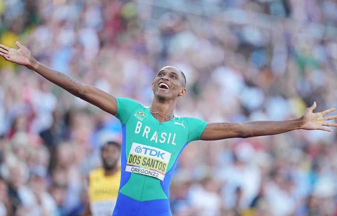 Der Brasilianer Alison dos Santos jubelt nach seinem Sieg über 400 Meter Hürden.<span class='image-autor'>Foto: Michael Kappeler/dpa</span>