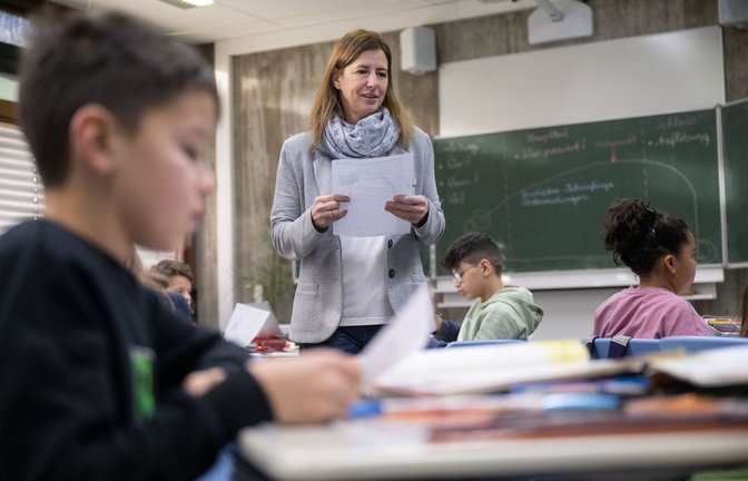 Im Unterricht an  einer Stuttgarter Grundschule sind die Viertklässler voll konzentriert.<span class='image-autor'>Foto: dpa/Marijan Murat</span>
