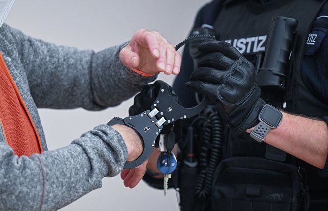 Der mutmaßliche Reichsbürger muss für lange Zeit hinter Gitter. (Archivbild)<span class='image-autor'>Foto: dpa/Bernd Weißbrod</span>