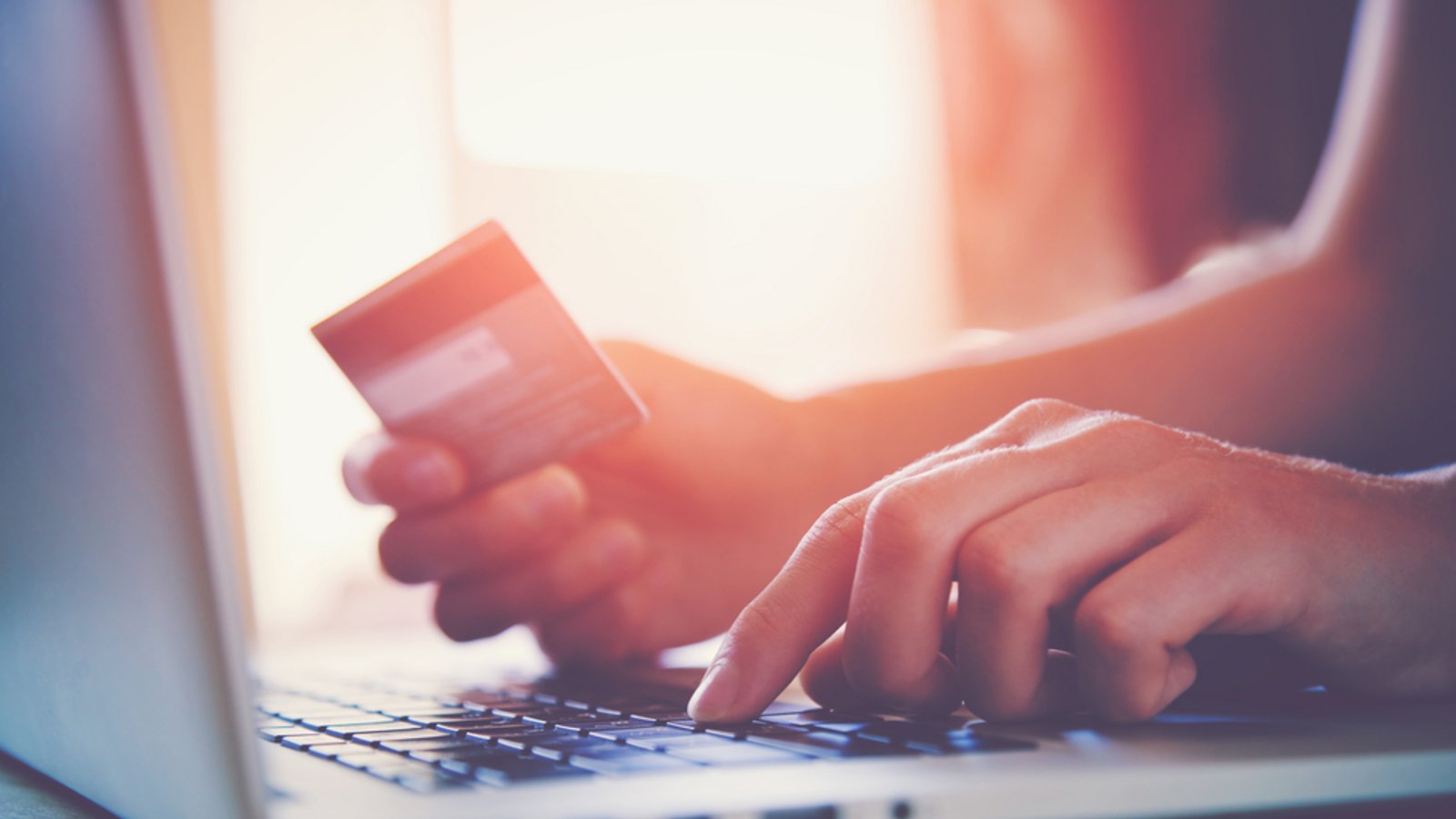 Gibt es eine Altersgrenze für die Beantragung einer Kreditkarte?Foto: Ivan Kruk / shutterstock.com
