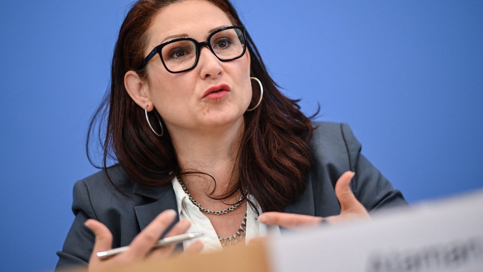 Die Bundesbeauftragte für Antidiskriminierung, Ferda Ataman, hält die geplante Reform des Allgemeinen Gleichbahandlungsgesetzes (AGG) für nicht ausreichend. (Archivfoto)Foto: Britta Pedersen/dpa Die Bundesbeauftragte für Antidiskriminierung, Ferda Ataman, hält die geplante Reform des Allgemeinen Gleichbahandlungsgesetzes (AGG) für nicht ausreichend. (Archivfoto)Foto: Britta Pedersen/dpa