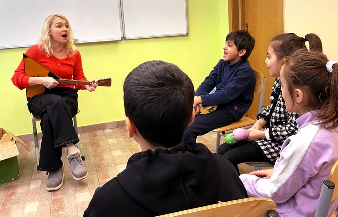 Anna Orlowa leitet das Projekt „Wanderkinder“, das an einer Privatschule bei Moskau Kindern aus Zentralasien Russisch-Unterricht gibt. An einem Samstag im Dezember übt sie mit Sechs- bis Achtjährigen russische Volkslieder.<span class='image-autor'>Foto: Hartwich</span>