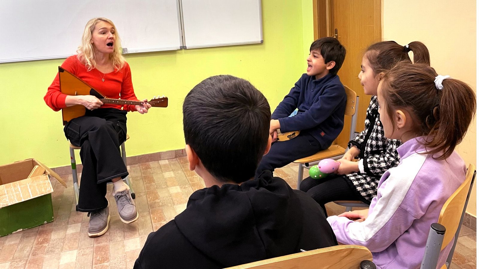 Anna Orlowa leitet das Projekt „Wanderkinder“, das an einer Privatschule bei Moskau Kindern aus Zentralasien Russisch-Unterricht gibt. An einem Samstag im Dezember übt sie mit Sechs- bis Achtjährigen russische Volkslieder.Foto: Hartwich