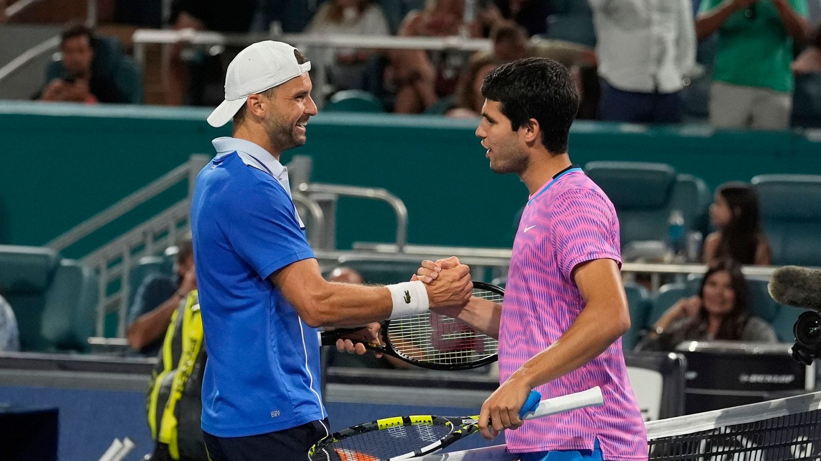 Grigor Dimitrov (l) und Carlos Alcaraz geben sich nach dem Match die Hand.Foto: Marta Lavandier/AP