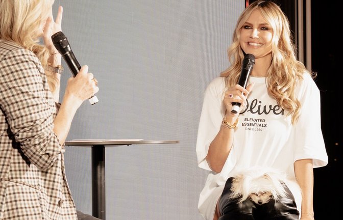 Heidi Klum im Gespräch mit Frauke Ludowig. Hund Fritz erholt sich von der langen Anreise aus den USA.<span class='image-autor'>Foto: E. Breuninger GmbH & Co.</span>