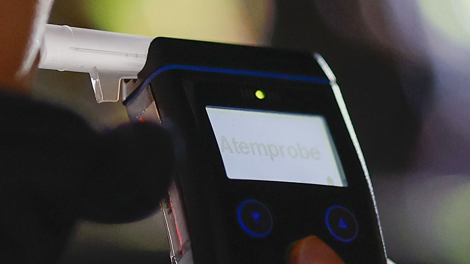 Alkoholtester der Polizei. Ein 29-Jähriger war betrunken und mit Kindern ohne Kindersitz im Auto unterwegs (Symbolfoto).Foto: Heiko Becker/dpa/Heiko Becker