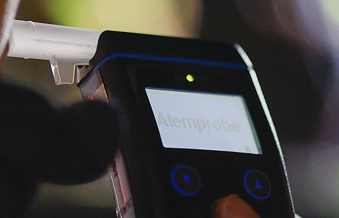 Alkoholtester der Polizei. Ein 29-Jähriger war betrunken und mit Kindern ohne Kindersitz im Auto unterwegs (Symbolfoto).<span class='image-autor'>Foto: Heiko Becker/dpa/Heiko Becker</span>