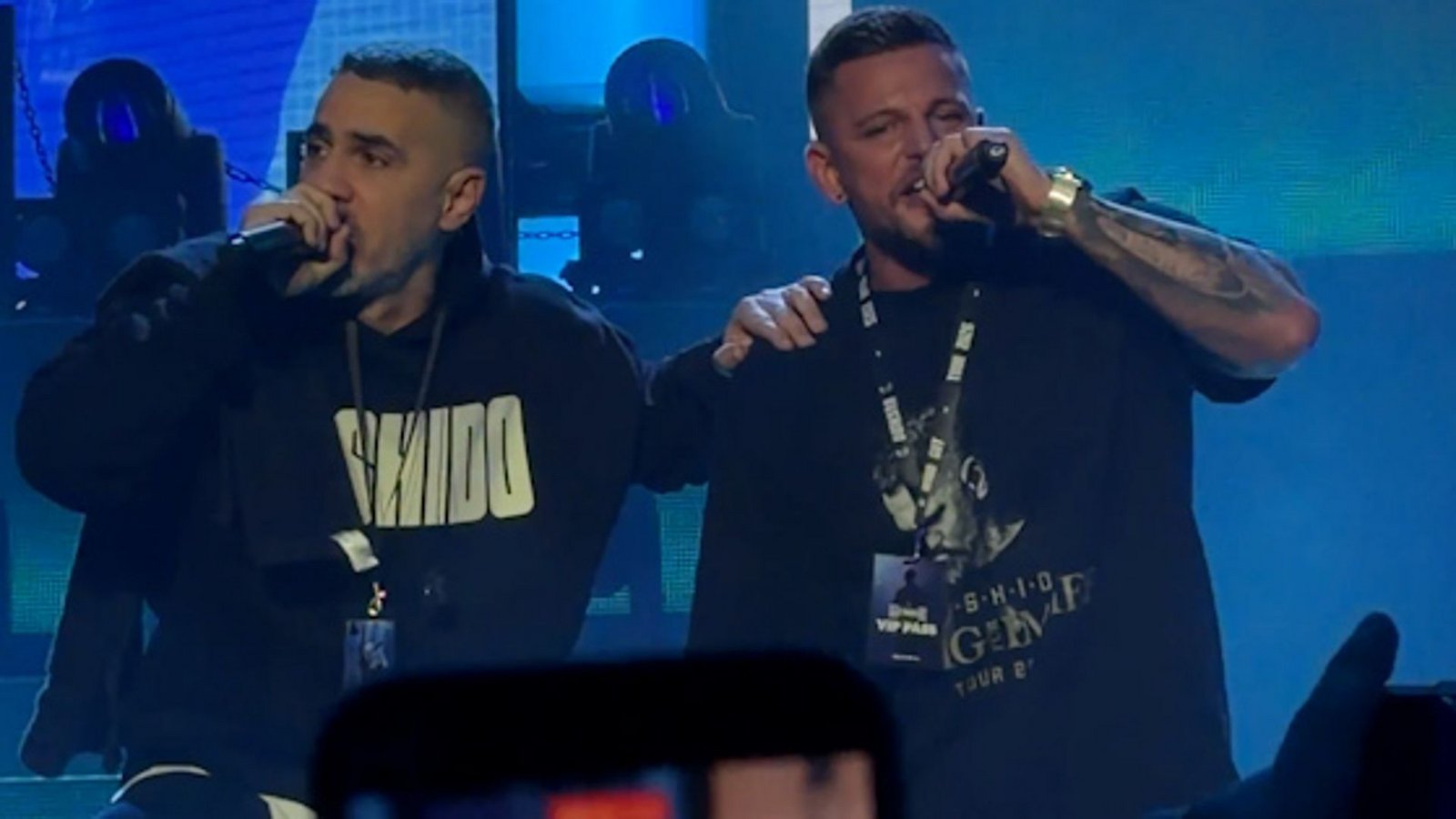 Konzert in Stuttgart: Hip-Hop-Star Bushido (links) holt  Fan Markus auf die Bühne – und das Publikum ist begeistert.Foto: TikTok/@diimiiiii
