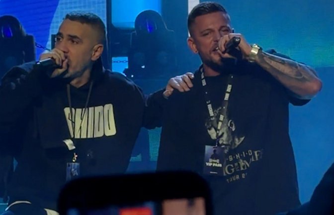 Konzert in Stuttgart: Hip-Hop-Star Bushido (links) holt  Fan Markus auf die Bühne – und das Publikum ist begeistert.<span class='image-autor'>Foto: TikTok/@diimiiiii</span>