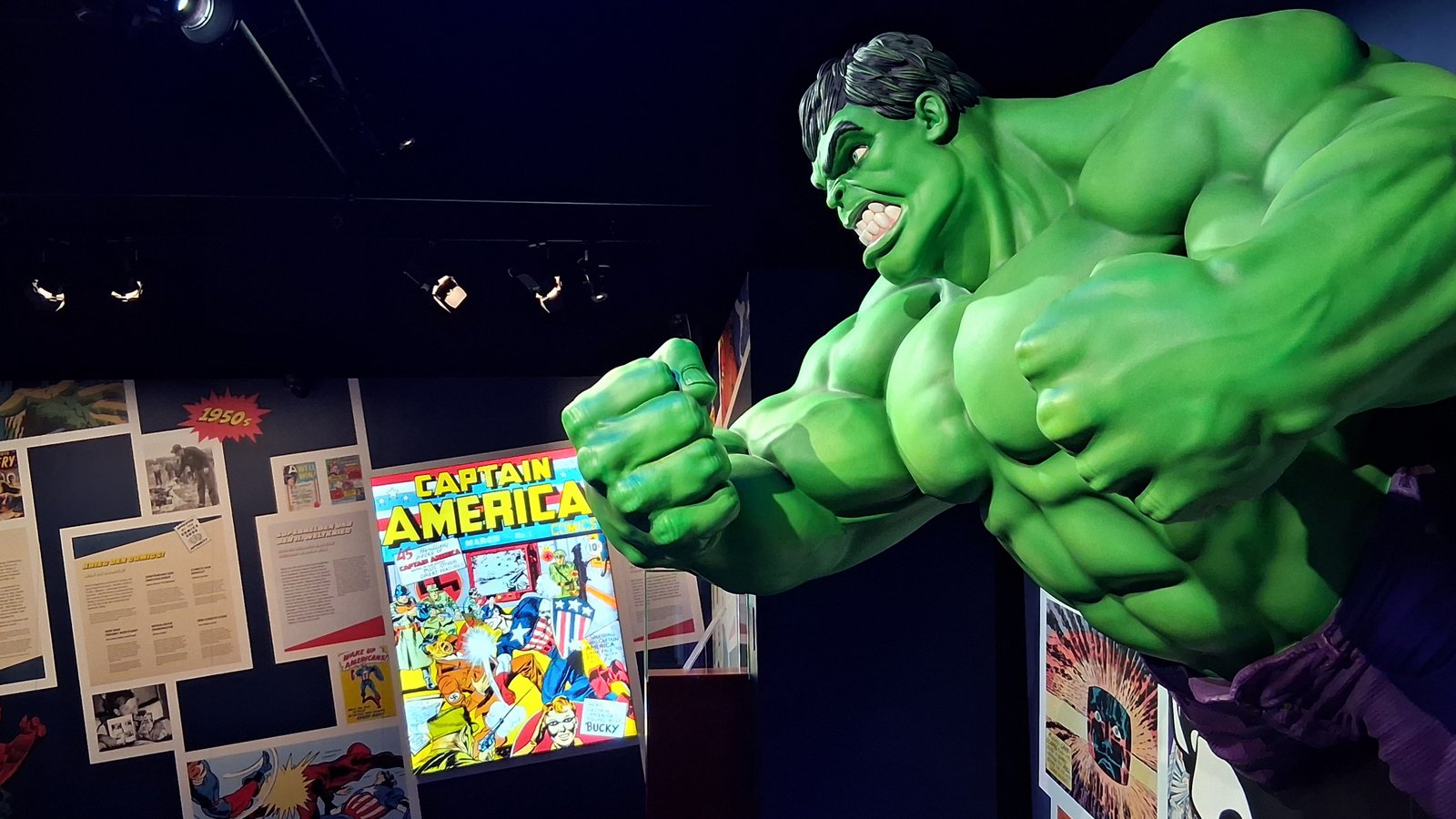 Ein dreidimensionales Comicbuch: Einige (über-)lebensgroße Marvel-Helden, wie hier Hulk, sind Teil der Ausstellung. Fotos: Kauer Ein dreidimensionales Comicbuch: Einige (über-)lebensgroße Marvel-Helden, wie hier Hulk, sind Teil der Ausstellung. Fotos: Kauer