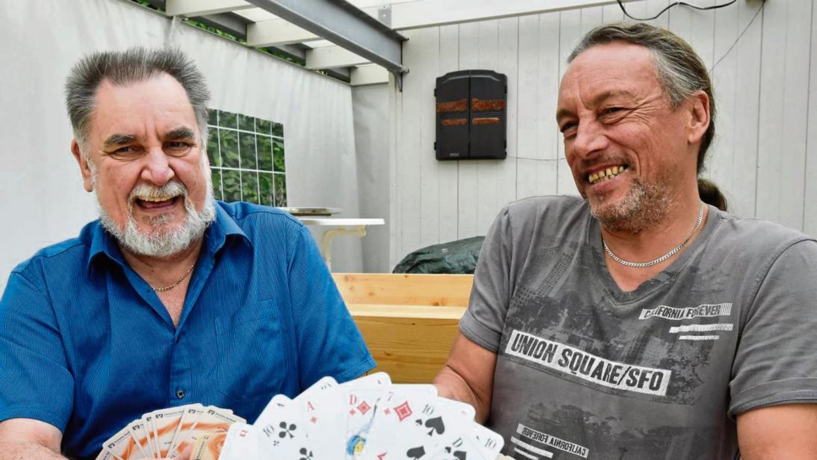 Herbert Oechsle (links) und Jürgen Schwerd können gut lachen. Mit ihrer Platzierung bei der Tandem-DM sind die Skatspieler zufrieden. Foto: Leitner