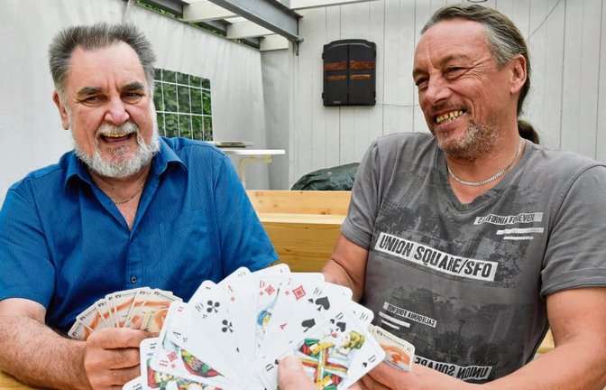 Herbert Oechsle (links) und Jürgen Schwerd können gut lachen. Mit ihrer Platzierung bei der Tandem-DM sind die Skatspieler zufrieden. Foto: Leitner