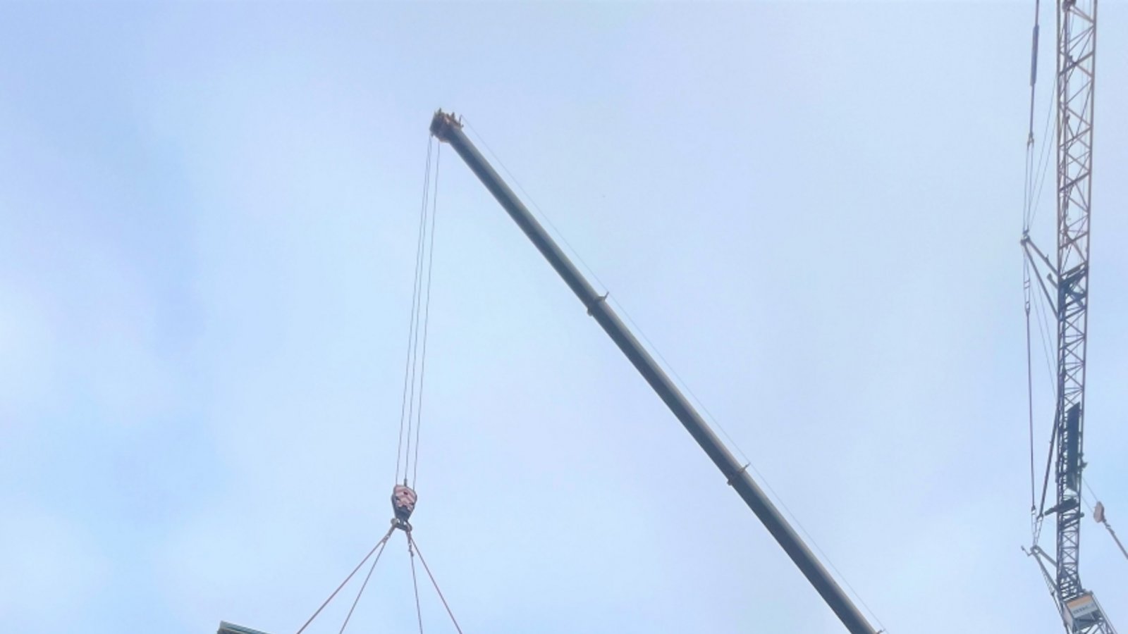 Mithilfe des Krans wird das Becken eingesetzt. Mithilfe des Krans wird das Becken eingesetzt.