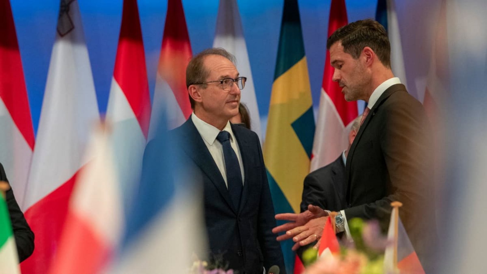 Bundesinnenminister Alexander Dobrindt (CSU, lins) spricht bei einem Treffen in München zum Thema Migration mit seinem Kollegen aus Griechenland, Thanos Plevris. Beide machen sich für die Einrichtung von sogenannten Abschiebezentren in Nicht-EU-Staaten stark.Stefan Puchner/dpa