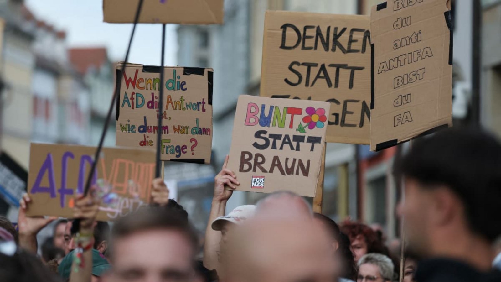Teilnehmer einer Gegendemonstration am Rande einer AfD-Wahlkampfveranstaltung.Jan Woitas/dpa Teilnehmer einer Gegendemonstration am Rande einer AfD-Wahlkampfveranstaltung.Jan Woitas/dpa