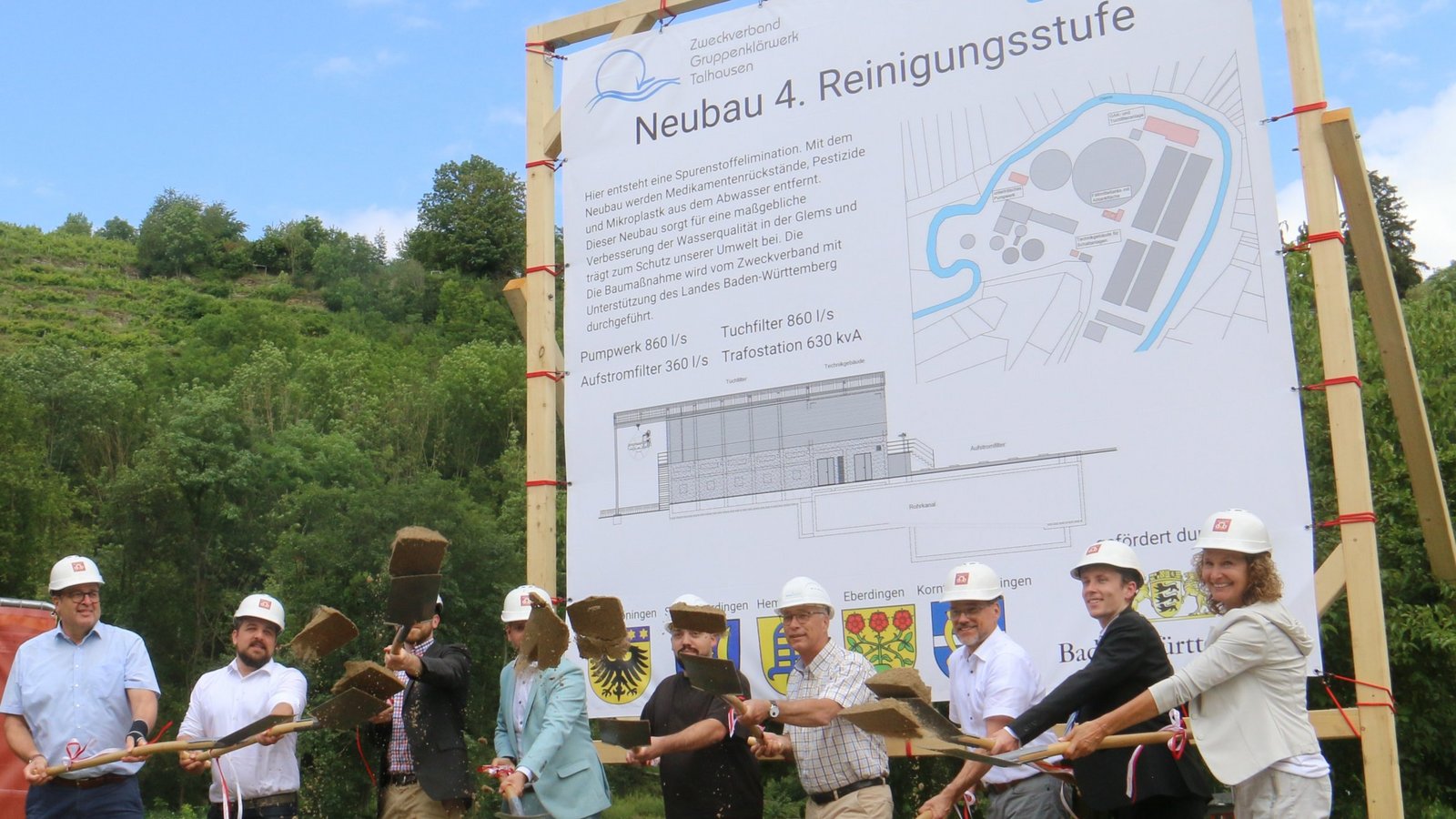 Die Bürgermeister der Zweckverbandskommunen, darunter Carsten Willing aus Eberdingen (2.v.r.), sowie Vertreter von Landratsamt, Planungsbüro und Kläranlagenleiter Nils Müller (2.v.l.) am Dienstag beim Spatenstich für die neue Reinigungsstufe im Klärwerk Talhausen. Foto: Rieger