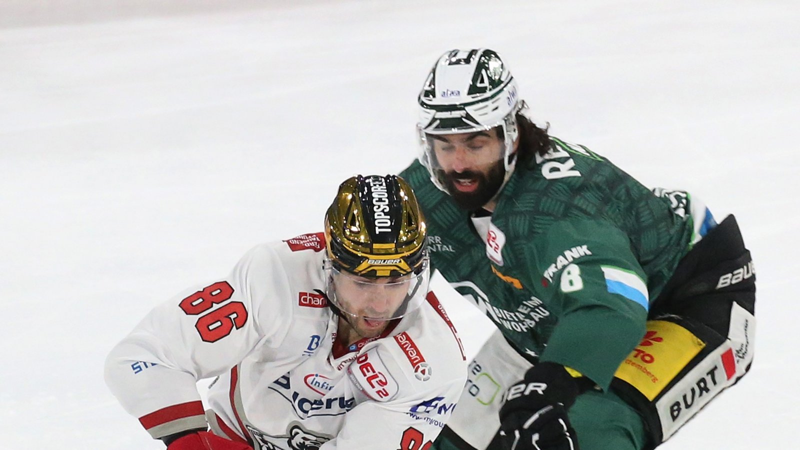 Guillaume Naud (rechts) versucht sein Glück gegen Corey Trivino von den Eisbären Regensburg, doch die Steelers sind in allen drei Partien des langen Wochenendes glücklos. Foto: Baumann Guillaume Naud (rechts) versucht sein Glück gegen Corey Trivino von den Eisbären Regensburg, doch die Steelers sind in allen drei Partien des langen Wochenendes glücklos. Foto: Baumann