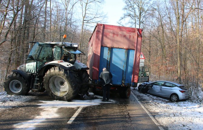 Das mächtige Traktorgespann steht quer auf der Fahrbahn. Ein Opel (rechts) krachte gestern in den Anhänger. <span class='image-autor'>Foto: Bögel</span>
