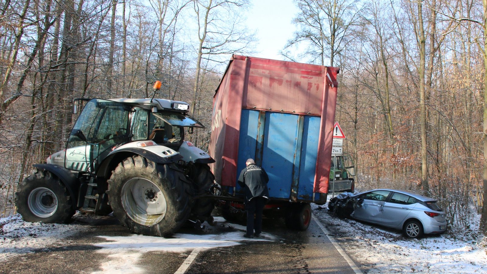 Das mächtige Traktorgespann steht quer auf der Fahrbahn. Ein Opel (rechts) krachte gestern in den Anhänger. Foto: Bögel Das mächtige Traktorgespann steht quer auf der Fahrbahn. Ein Opel (rechts) krachte gestern in den Anhänger. Foto: Bögel