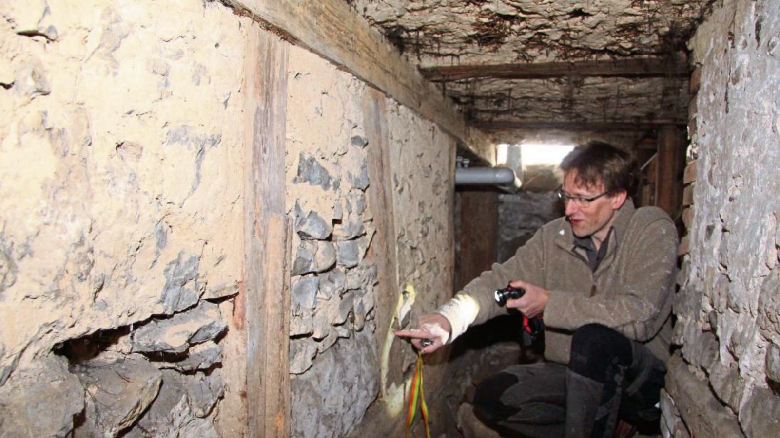 Im Fachwerk von Albrecht Noller gibt es zahlreiche Floßbindungsspuren (links). Auch im Dachstuhl der Georgskirche wurden die Forscher fündig und förderten Floßaugen und doppelte Holznagellöcher zutage. Fotos : Gergen Im Fachwerk von Albrecht Noller gibt es zahlreiche Floßbindungsspuren (links). Auch im Dachstuhl der Georgskirche wurden die Forscher fündig und förderten Floßaugen und doppelte Holznagellöcher zutage. Fotos : Gergen