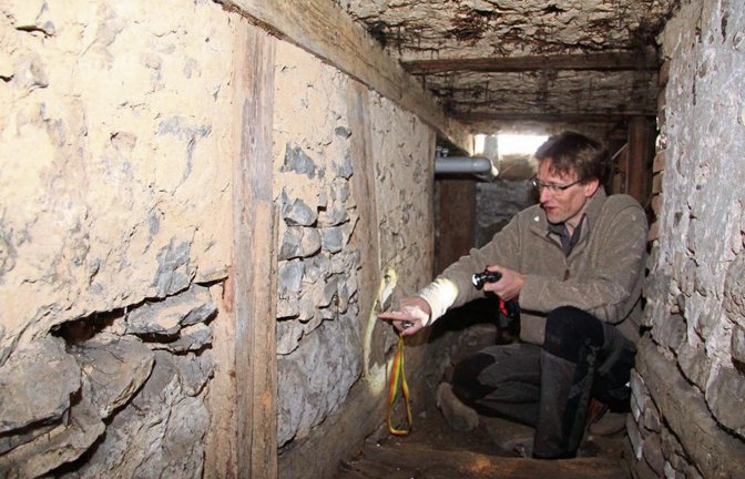Im Fachwerk von Albrecht Noller gibt es zahlreiche Floßbindungsspuren (links). Auch im Dachstuhl der Georgskirche wurden die Forscher fündig und förderten Floßaugen und doppelte Holznagellöcher zutage.  Fotos : Gergen