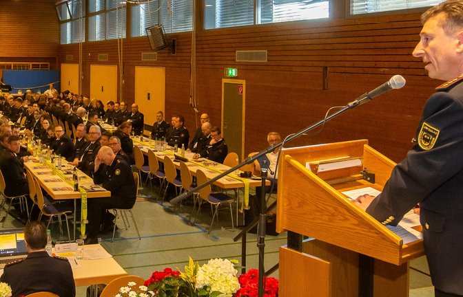 Der Verbandsvorsitzende des Kreisfeuerwehrverbands, Klaus Haug, begrüßte 142 Vertreter der Feuerwehren des Landkreises Ludwigsburg in der Kirbachtalhalle in Hohenhaslach.  <span class='image-autor'>Foto: Bürkle</span>