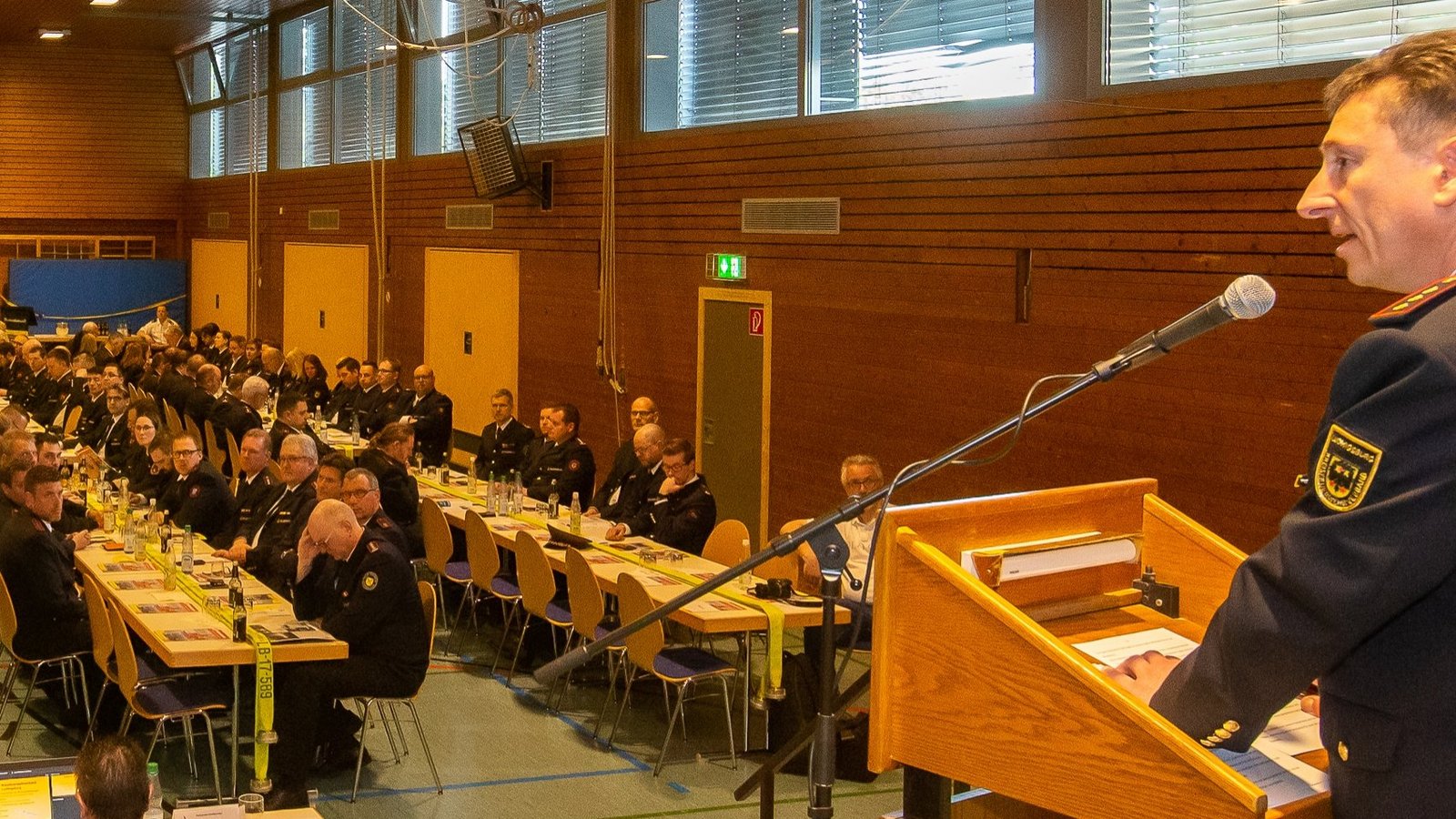 Der Verbandsvorsitzende des Kreisfeuerwehrverbands, Klaus Haug, begrüßte 142 Vertreter der Feuerwehren des Landkreises Ludwigsburg in der Kirbachtalhalle in Hohenhaslach.  Foto: Bürkle