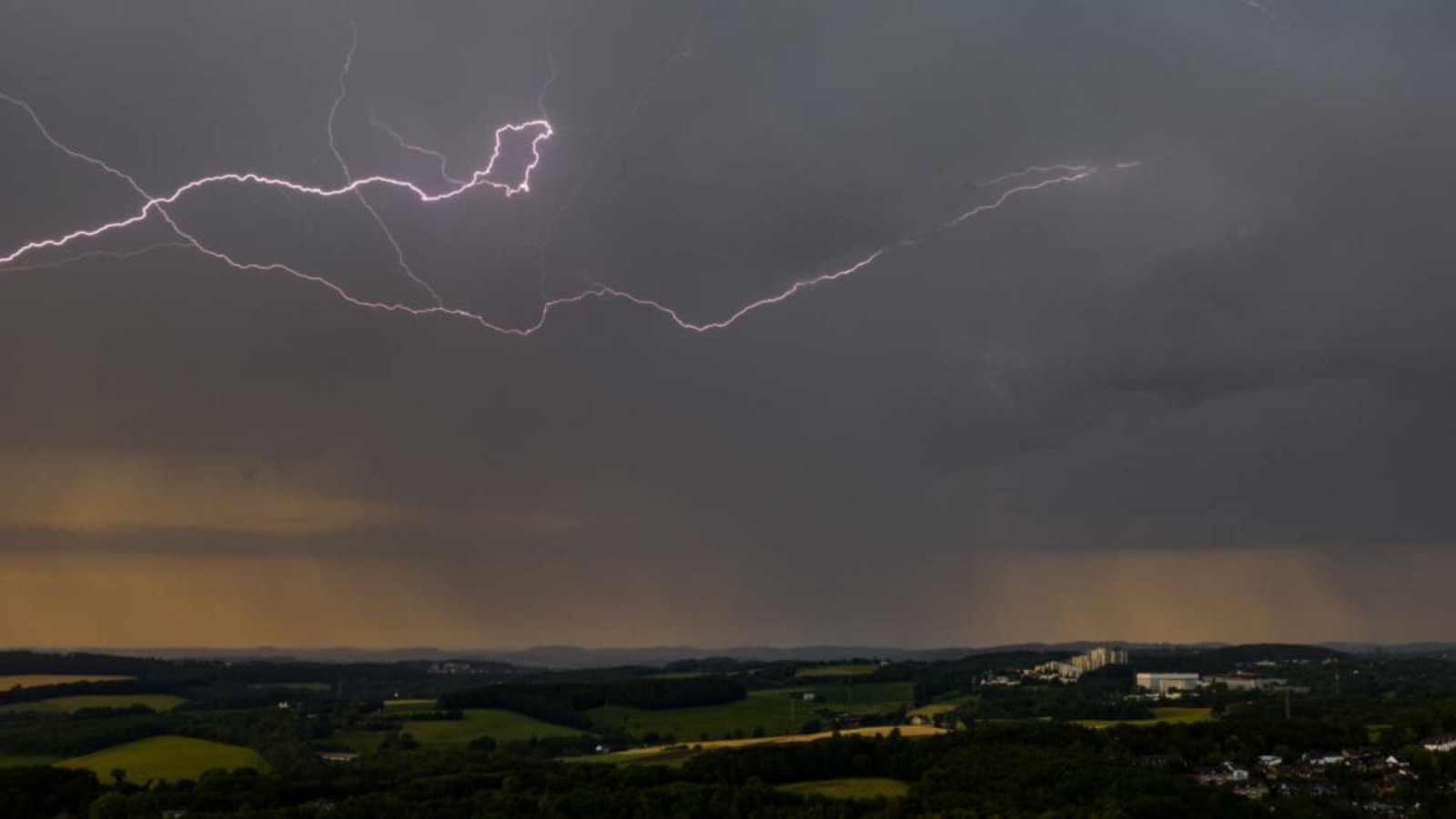 In Baden-Württemberg kann es heute einzelne Gewitter geben (Archivbild).Christoph Reichwein/dpa