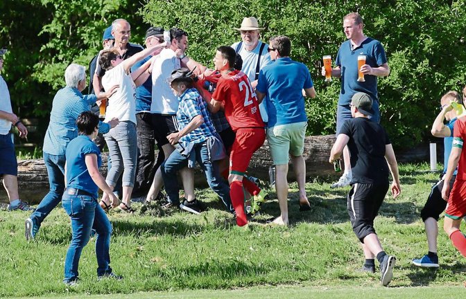Ein Wortgefecht am Spielfeldrand hat sich innerhalb kürzester Zeit zu einer handgreiflichen Auseinandersetzung hochgeschaukelt. Foto: Küppers