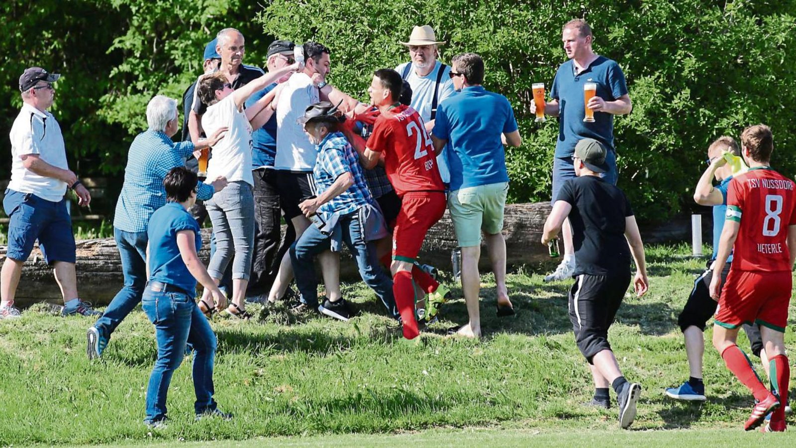 Ein Wortgefecht am Spielfeldrand hat sich innerhalb kürzester Zeit zu einer handgreiflichen Auseinandersetzung hochgeschaukelt. Foto: Küppers Ein Wortgefecht am Spielfeldrand hat sich innerhalb kürzester Zeit zu einer handgreiflichen Auseinandersetzung hochgeschaukelt. Foto: Küppers