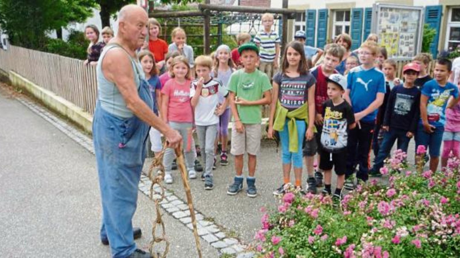 Willy Böhringer zeigt den Roßwager Grundschülern, wie eine Wengerter-Peitsche funktioniert. Foto: Kniep Willy Böhringer zeigt den Roßwager Grundschülern, wie eine Wengerter-Peitsche funktioniert. Foto: Kniep