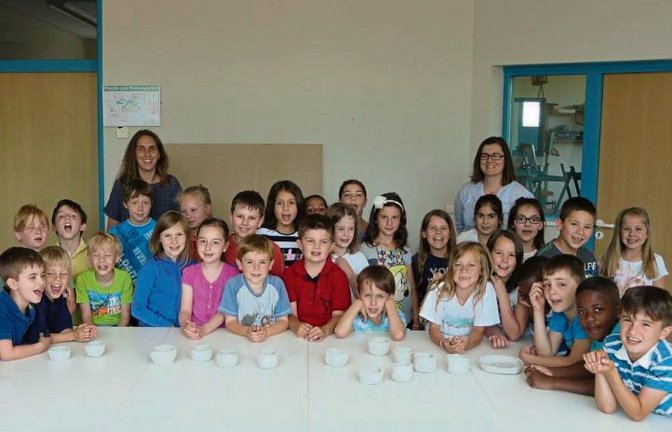 Die Grundschüler der Hochdorfer Schillerschule haben Schalen aus Ton gefertigt.  Foto: p