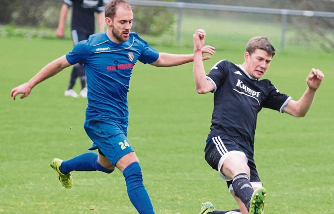 Mit letztem Einsatz spitzelt Tobias Mäule (Mitte) den Ball in die Gasse zu Bastian Schaar, der danach das 2:0 erzielt. Foto: Nachreiner