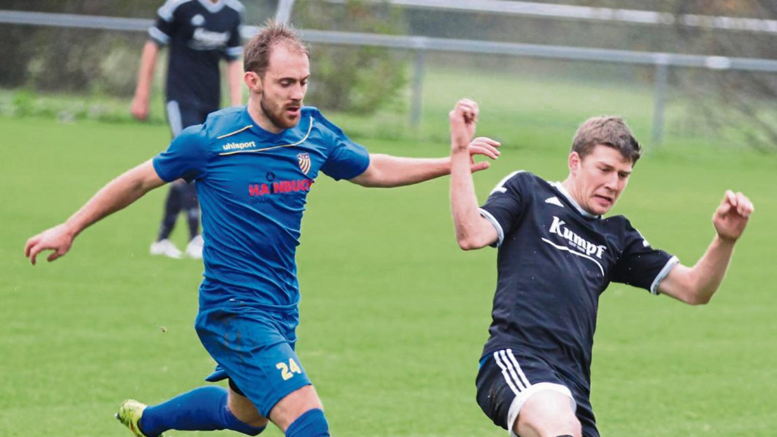 Mit letztem Einsatz spitzelt Tobias Mäule (Mitte) den Ball in die Gasse zu Bastian Schaar, der danach das 2:0 erzielt. Foto: Nachreiner