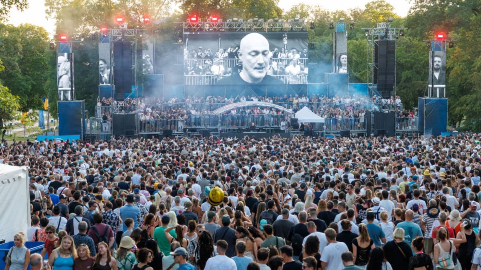 Der bekannte Techno-Musiker Paul Kalkbrenner steht bereits am Freitag auf der Freibadbühne und begeistert mit seinem Extra-Konzert das Publikum.Stefanie Schlecht