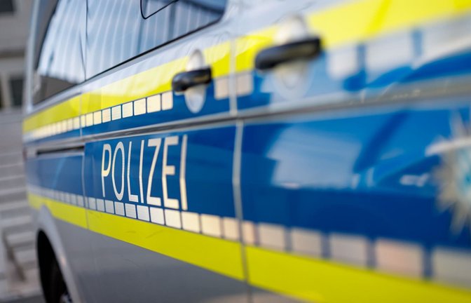 Ein Polizei-Fahrzeug steht vor dem Landgericht Nürnberg-Fürth. (zu dpa: «Schwestern streiten auf Fahrt - Beifahrerin springt aus Auto»)<span class='image-autor'>Daniel Karmann/dpa</span>