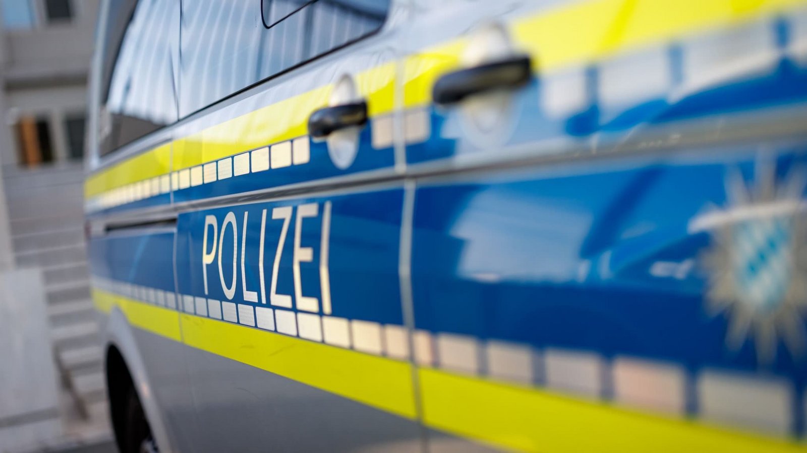 Ein Polizei-Fahrzeug steht vor dem Landgericht Nürnberg-Fürth. (zu dpa: «Schwestern streiten auf Fahrt - Beifahrerin springt aus Auto»)Daniel Karmann/dpa Ein Polizei-Fahrzeug steht vor dem Landgericht Nürnberg-Fürth. (zu dpa: «Schwestern streiten auf Fahrt - Beifahrerin springt aus Auto»)Daniel Karmann/dpa