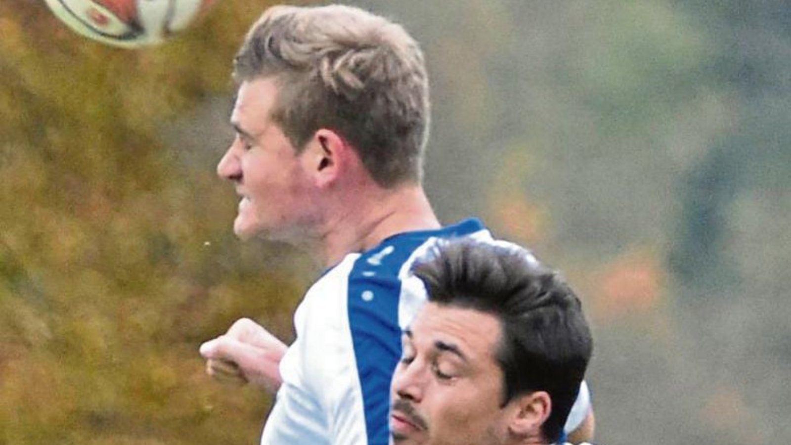 Dennis Grab vom FSV 08 Bissingen II spielt im Kopfballduell mit Benjamin Langhans (rechts) seine Größenvorteile aus.  Foto: Leitner