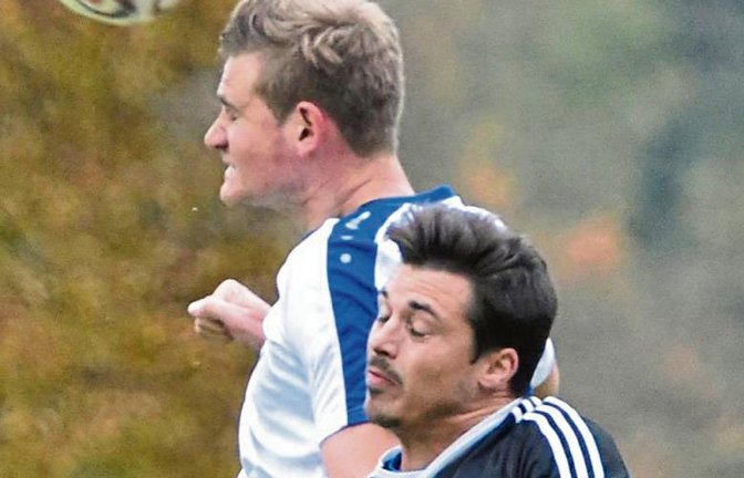 Dennis Grab vom FSV 08 Bissingen II spielt im Kopfballduell mit Benjamin Langhans (rechts) seine Größenvorteile aus.  Foto: Leitner