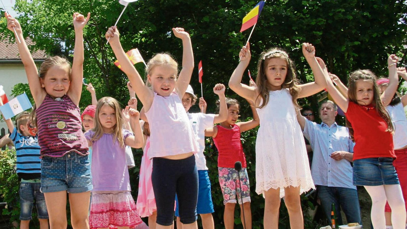 Mit dem Lied „Wave your flag“ feierten Jungs und Mädels das Jubiläum des evangelischen Kindergartens in Sersheim. Foto: Rostek Mit dem Lied „Wave your flag“ feierten Jungs und Mädels das Jubiläum des evangelischen Kindergartens in Sersheim. Foto: Rostek